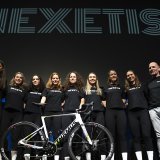 Les coureuses et le staff de l'équipe Nexetis lors de la présentation lundi à Zurich. Keystone/TIL BUERGY